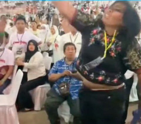 Momen Menegangkan, Jokowi Dilempar Sendal dan Disiram Air oleh Perempuan Minta Keadilan