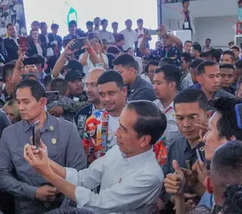 Momen Menegangkan, Jokowi Dilempar Sendal dan Disiram Air oleh Perempuan Minta Keadilan