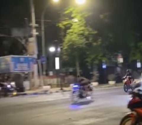 Puluhan remaja pemilik motor knalpot brong meresahkan warga Kabupaten Jombang, Jawa Timur. Mereka sengaja konvoi dengan menggeber motor di jalan raya. Tak sedikit warga kesal karena ulah para pemuda ini.