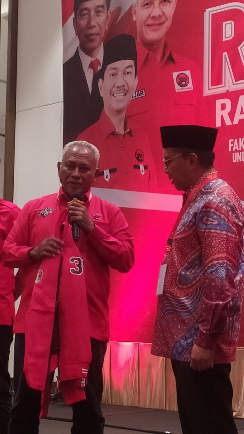 Momen Danny Pomanto 'Dipeluk' Jaket PDIP usai Keluar dari NasDem