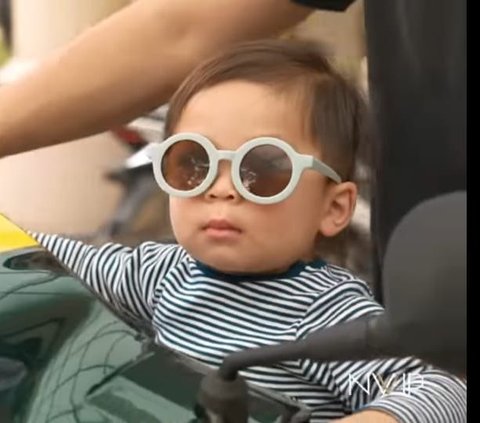 Gemas Maksimal, Intip Gaya Keren Baby Issa Pakai Kacamata Hitam Dibonceng Naik Motor sama Sang Ayah