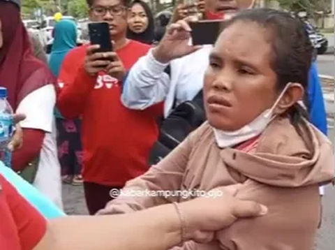 Terekam Kamera Aksi Lihai Copet Emak-Emak Ini Bikin Geleng-geleng, 'Licin Bener Tangannya'