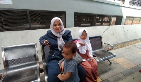 Namun, tiba di stasiun keinginannya untuk menjajal LRT pertama kali mesti ditunda lantaran armada baru beroperasi jam 2 siang.