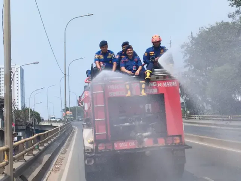 Penyemprotan Air di Jalan Jakarta