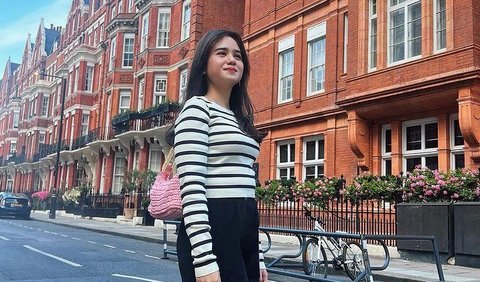 Penampilan Tissa Biani saat liburan di Inggris langsung menjadi sorotan netizen. Potretnya dipuji begitu cantik. 