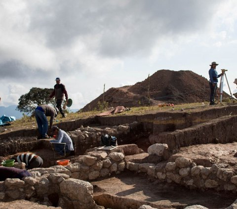 Sejumlah arkeolog di Peru utara menemukan makam berusia 3.000 tahun yang mereka yakini seorang tokoh dan pemimpin agama di sebuah wilayah Andean sekitar tiga ribu tahun yang lalu.