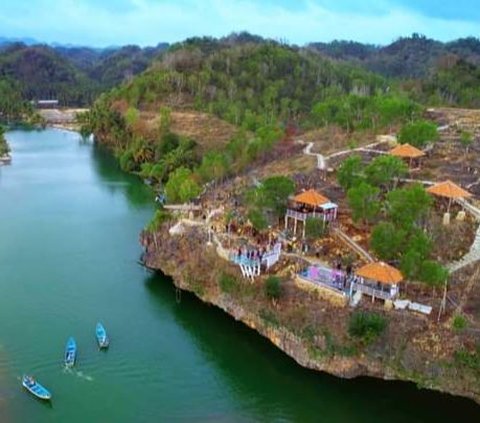Desa Wisata Sendang, Kecamatan Donorejo, Kabupaten Pacitan, memiliki sejumlah potensi wisata alam menakjubkan. Mulai dari Pantai Klayar, Pantai Ngiroboyo, susur sungai, hingga atraksi kebudayaan.