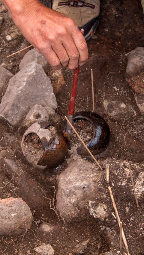 Jazadnya juga ditemukan bersama dengan tulang yang dibentuk menjadi tupu.