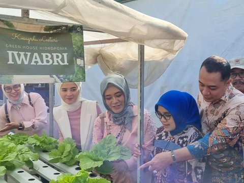 Warga Surabaya Gotong-royong Tanam Sayur dan Buah, Hasil Panen Dipakai Bangun Kampung