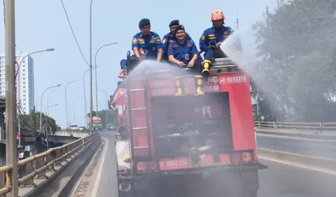 Setelah penyemprotan itu, Asep mengklaim bahwa polutan PM2,5 di sekitar gedung menurun.