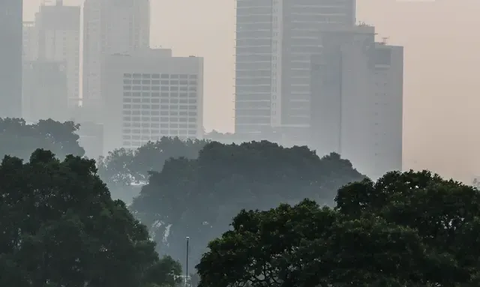 Pemprov DKI Klaim Penyemprotan Air dari Gedung Tinggi Berhasil Kurangi Polusi