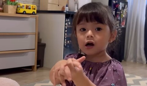 Netizen juga dibuat salfok dengan penampilan Chloe. Putri Asmirandah ini memiliki paras cantik seperti sang mama.