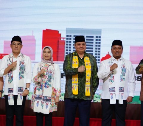 Turut hadir dalam kesempatan tersebut Ketua dan para Anggota BPK RI, Ketua Komisi Pemberantasan Korupsi, dan Menteri Pendayagunaan Aparatur Negara dan Reformasi Birokrasi.