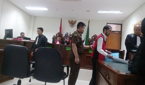 JPU Widyatmoko dalam sidang mengatakan tetap pada tuntutannya. Yakni mendakwa Ecky dengan Pasal 340 KUHP tentang pembunuhan berencana.