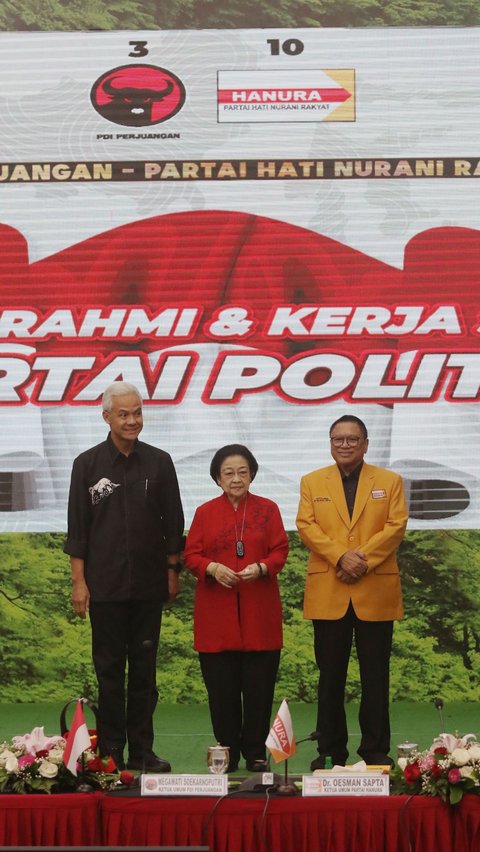 Ketua Umum DPP PDI Perjuangan Megawati Soekarnoputri didampingi bakal capres Ganjar Pranowo saat menerima Ketua Umum Partai Hanura Oesman Sapta Odang.<br>