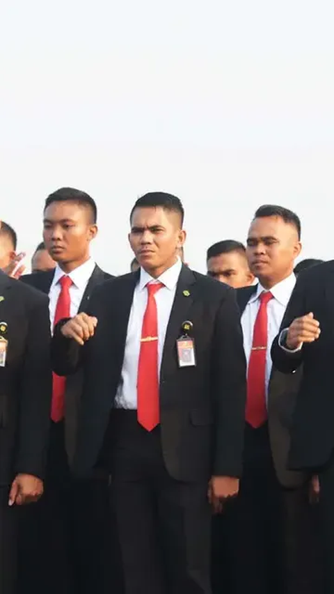 Paspampres Keras Amankan Wanita Nekat Siram & Lempar Sendal ke Jokowi di Acara Bobby