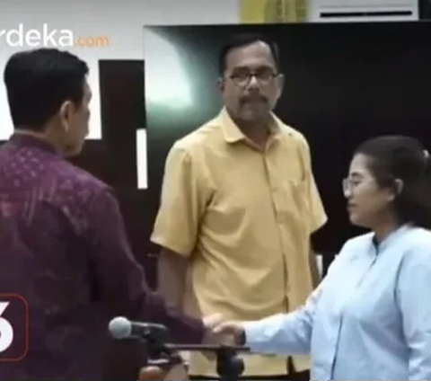 Terdakwa Fatia Maulidiyanti menjalani pemeriksaan dalam sidang kasus dugaan pencemaran nama baik Menko Luhut Binsar Pandjaitan pada hari ini, Senin (28/8).