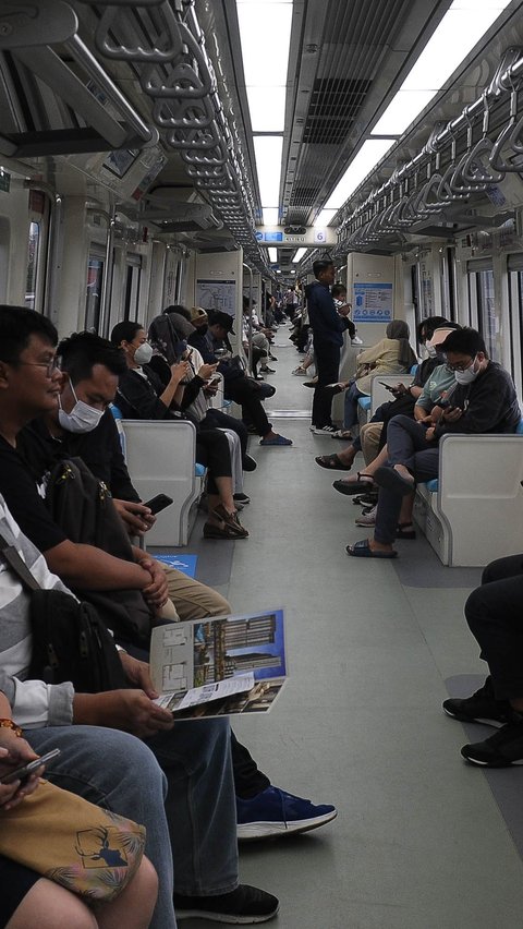 Bahkan tempat duduk yang tersedia di dalam gerbong LRT ini pun sempat terlihat penuh.