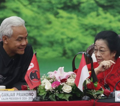 Saat Megawati berdialog dengan Ganjar dan OSO. Suguhan mie ayam pun langsung disajikan untuk para tamu yang hadir dalam acara deklarasi Hanura mendukung Ganjar capres.<br>