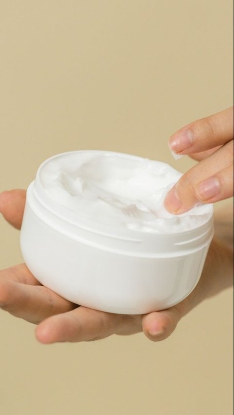 1. Menggunakan Produk Skincare tanpa Cuci Tangan
