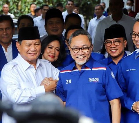 Diketahui, sejumlah ketua umum partai politik di Koalisi Kebangkitan Indonesia Raya (KKIR) hadir dalam perayaaan HUT ke-25 Partai Amanat Nasional (PAN) di Golden Ballroom, Hotel Sultan, Jakarta Pusat.