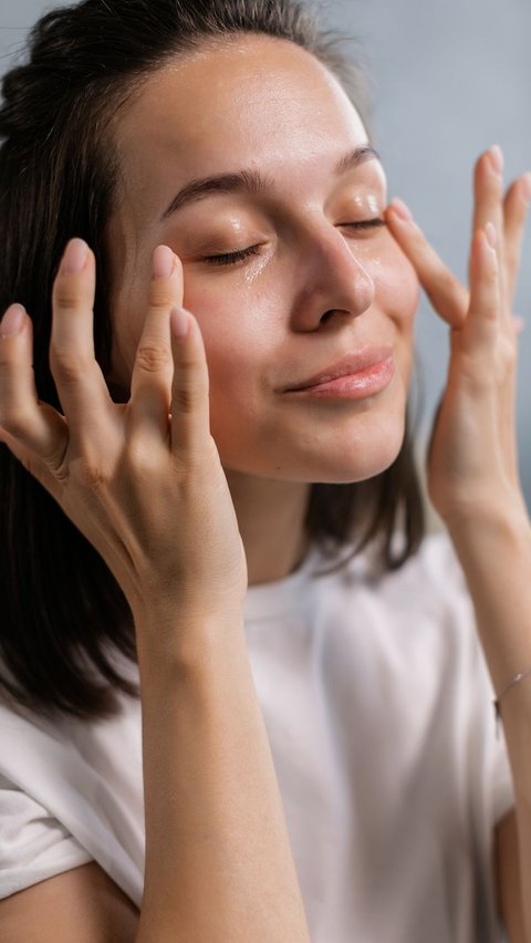 5. Tidak Mengganti Eye Cream setelah Terkena Infeksi Mata