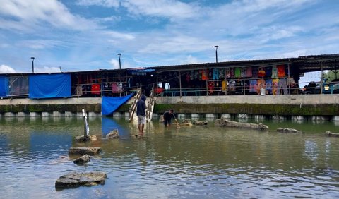 Relief batu malin kundang yang menjadi daya tarik wisatawan di kawasan Pantai Air Manis kota Padang, Sumatera Barat tenggelam. 