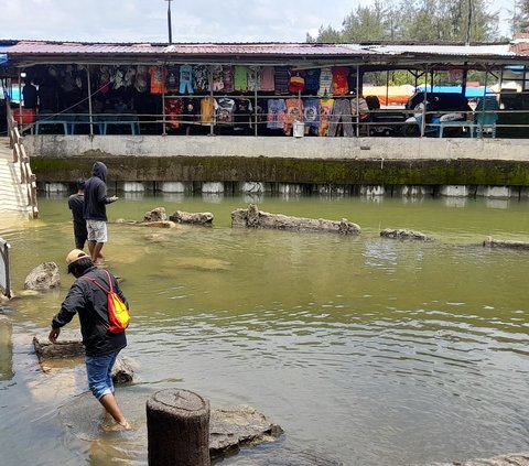 Penampakan Batu Malin Kundang 'Tenggelam', Kondisinya Seperti Kolam dan Dipenuhi Banyak Ikan