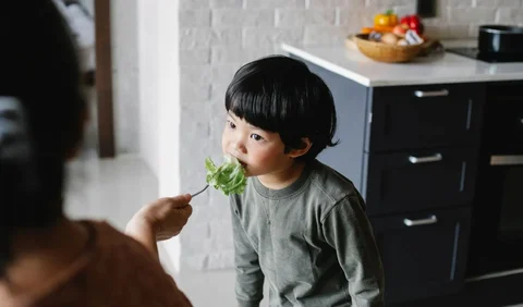 Menghadapi tantangan memastikan anak mau makan sayur bukanlah perkara mudah. Anak-anak seringkali menolak dengan keras makanan berwarna hijau yang menghiasi piring mereka.