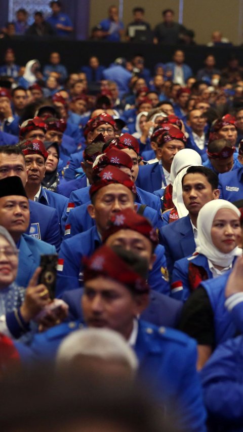 Mereka tampak hadir memadati kursi-kursi yang sudah disediakan untuk merayakan hari kelahiran partai berlambang matahari putih yang bersinar cerah itu.