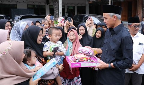 Bakal calon presiden Ganjar Pranowo sowan ke Pondok Pesantren (Ponpes) Al Munawwir, Krapyak Kulon, Bantul, Senin (28/8). 