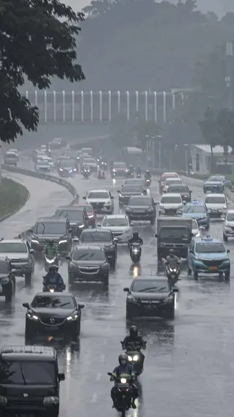 Modifikasi cuaca ini merupakan salah satu upaya mengatasi polusi udara di Jakarta, Bogor, Depok, Tangerang, dan Bogor (Jabodetabek).