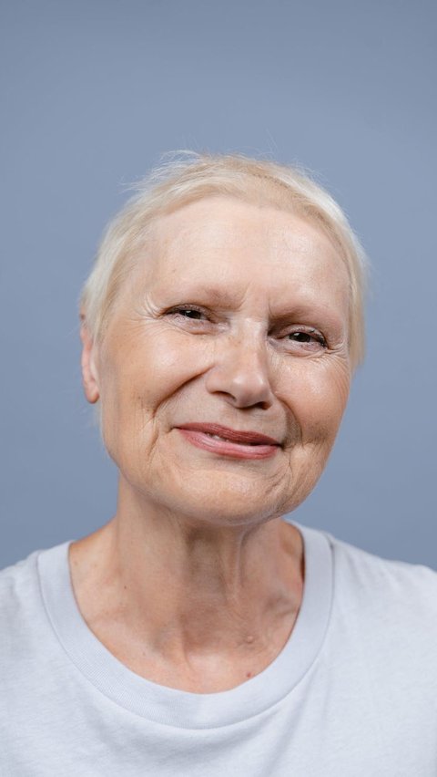 Menua adalah hal yang tak bisa dihindari, dan kerutan di wajah adalah salah satu tanda penuaan yang sering membuat banyak orang merasa kurang percaya diri.