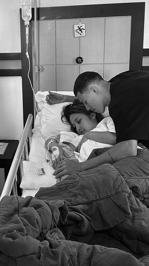 Jennifer dan Dali memberikan anak pertamanya baby Kamari. Pasangan ini kini resmi menjadi orang tua.