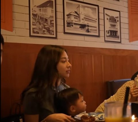 Pesona Nikita Willy Makan Bareng Keluarga Besar di Bandung, 'Hot Mom' yang Cantiknya Gak Ada Obat