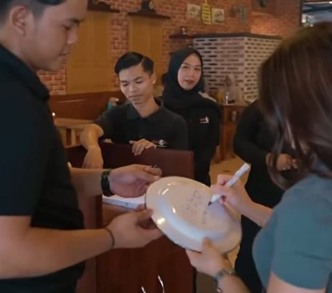 Pesona Nikita Willy Makan Bareng Keluarga Besar di Bandung, 'Hot Mom' yang Cantiknya Gak Ada Obat