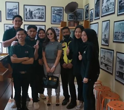 Pesona Nikita Willy Makan Bareng Keluarga Besar di Bandung, 'Hot Mom' yang Cantiknya Gak Ada Obat