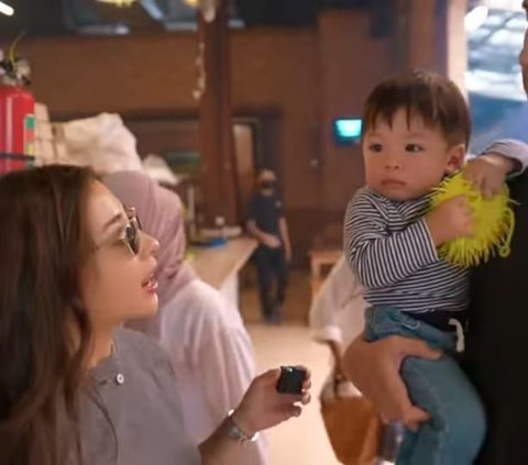 Pesona Nikita Willy Makan Bareng Keluarga Besar di Bandung, 'Hot Mom' yang Cantiknya Gak Ada Obat