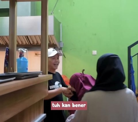 Potret Warung Makan Ayah Ayu Ting Ting Usung Tema ala Betawi, Tempatnya Sederhana & Makanannya Murah