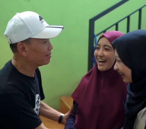 Potret Warung Makan Ayah Ayu Ting Ting Usung Tema ala Betawi, Tempatnya Sederhana & Makanannya Murah