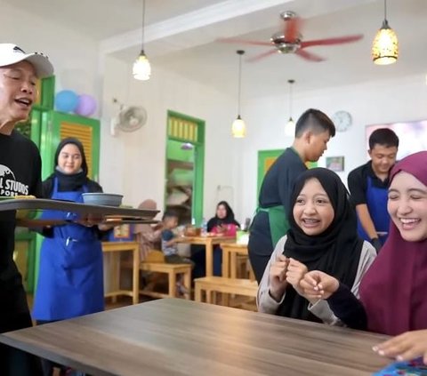 Potret Warung Makan Ayah Ayu Ting Ting Usung Tema ala Betawi, Tempatnya Sederhana & Makanannya Murah