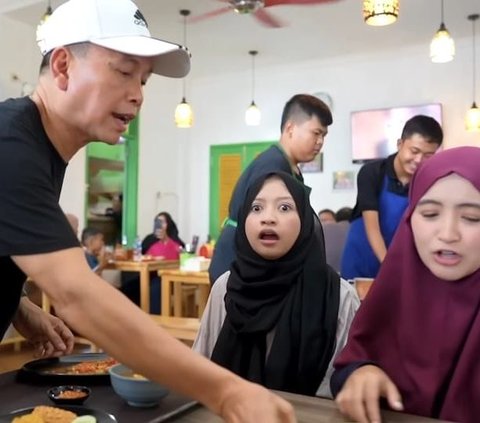 Potret Warung Makan Ayah Ayu Ting Ting Usung Tema ala Betawi, Tempatnya Sederhana & Makanannya Murah