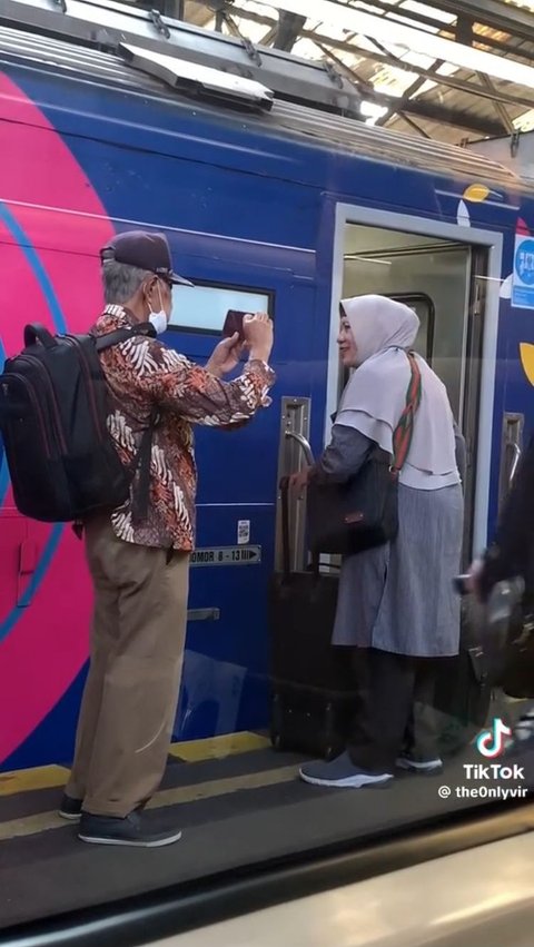 Viral Momen Manis Pasangan Lansia Berfoto Bersama Sebelum Naik Kereta, Bikin Iri Warganet