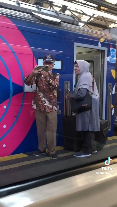 Viral Momen Manis Pasangan Lansia Berfoto Bersama Sebelum Naik Kereta, Bikin Iri Warganet