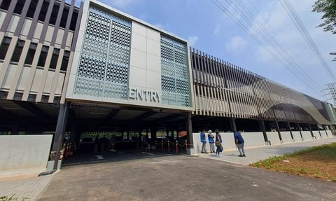 Parkir Kendaraan di Stasiun LRT Taman Mini Gratis Hari Ini