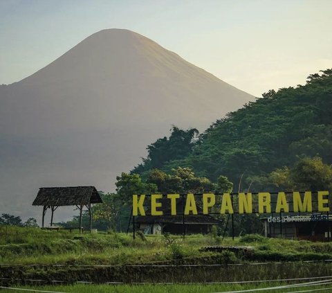 Desa Wisata Ketapanrame di Kabupaten Mojokerto, Jawa Timur, dinobatkan sebagai desa wisata terbaik dalam Anugerah Desa Wisata Indonesia (ADWI) Kemenparekraf 2023. Penasaran dengan keindahannya?