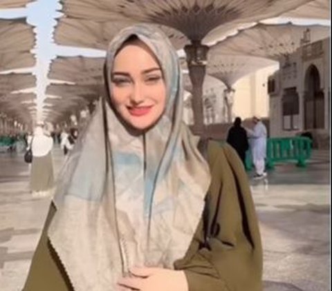 Wanita cantik berdarah Selandia Baru tersebut belum lama ini mengunggah dokumentasi selama beribadah Umrah ke Madinah, Arab Saudi.