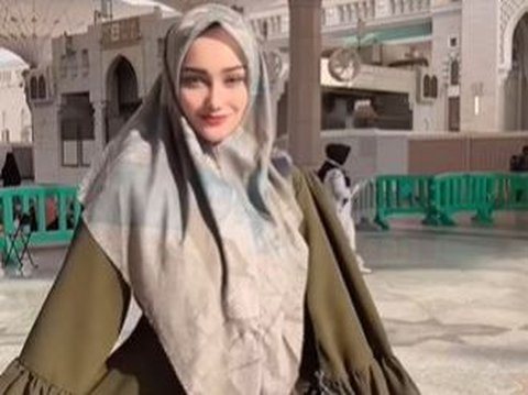 'Bidadari Menjelma Manusia', Potret Christina Laws Istri Perwira Polisi Pose di Madinah Cantiknya Kebangetan