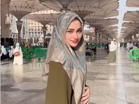 'Bidadari Menjelma Manusia', Potret Christina Laws Istri Perwira Polisi Pose di Madinah Cantiknya Kebangetan