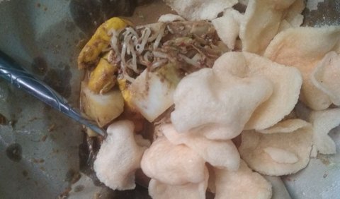 Kerupuk dan taburan bawang goreng jadi pelengkap